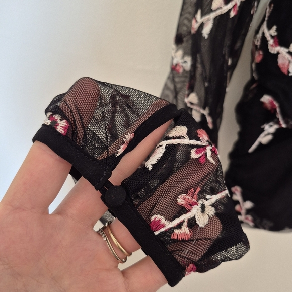 White House Black Market Black Sheer Floral Embroidered Mesh Blouse – Size Small - Picture 9 of 9